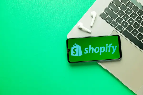 Pourquoi choisir une agence experte WordPress plutôt qu’un simple intégrateur Shopify ?
